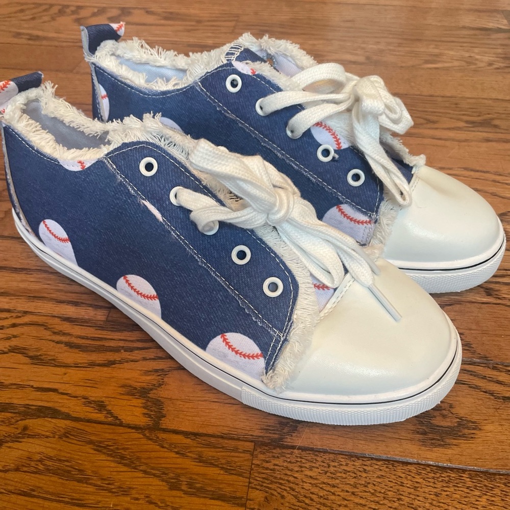 Women’s baseball sneakers